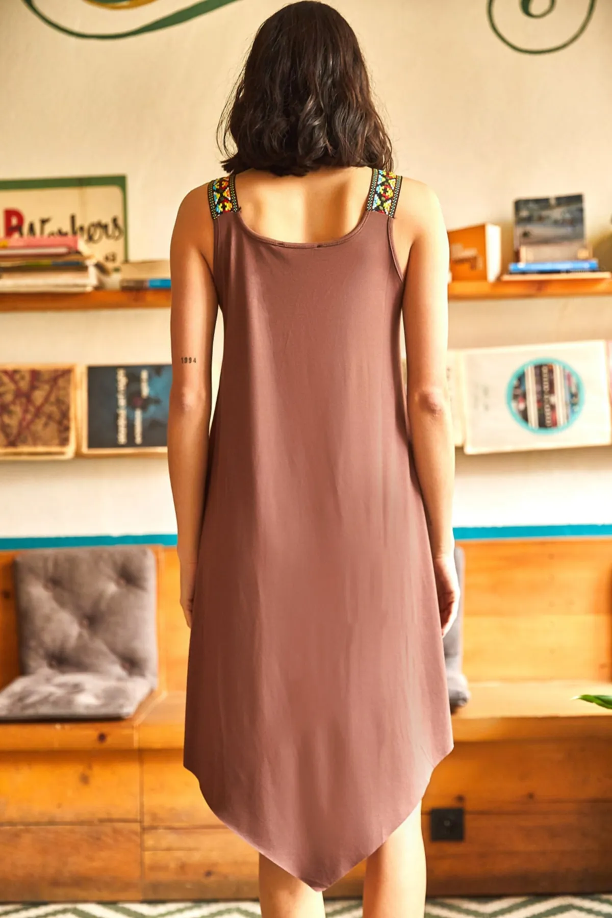 Olalook  Bitterbraunes asymmetrisches Ethno-Trägerkleid für Damen ELB-19000612