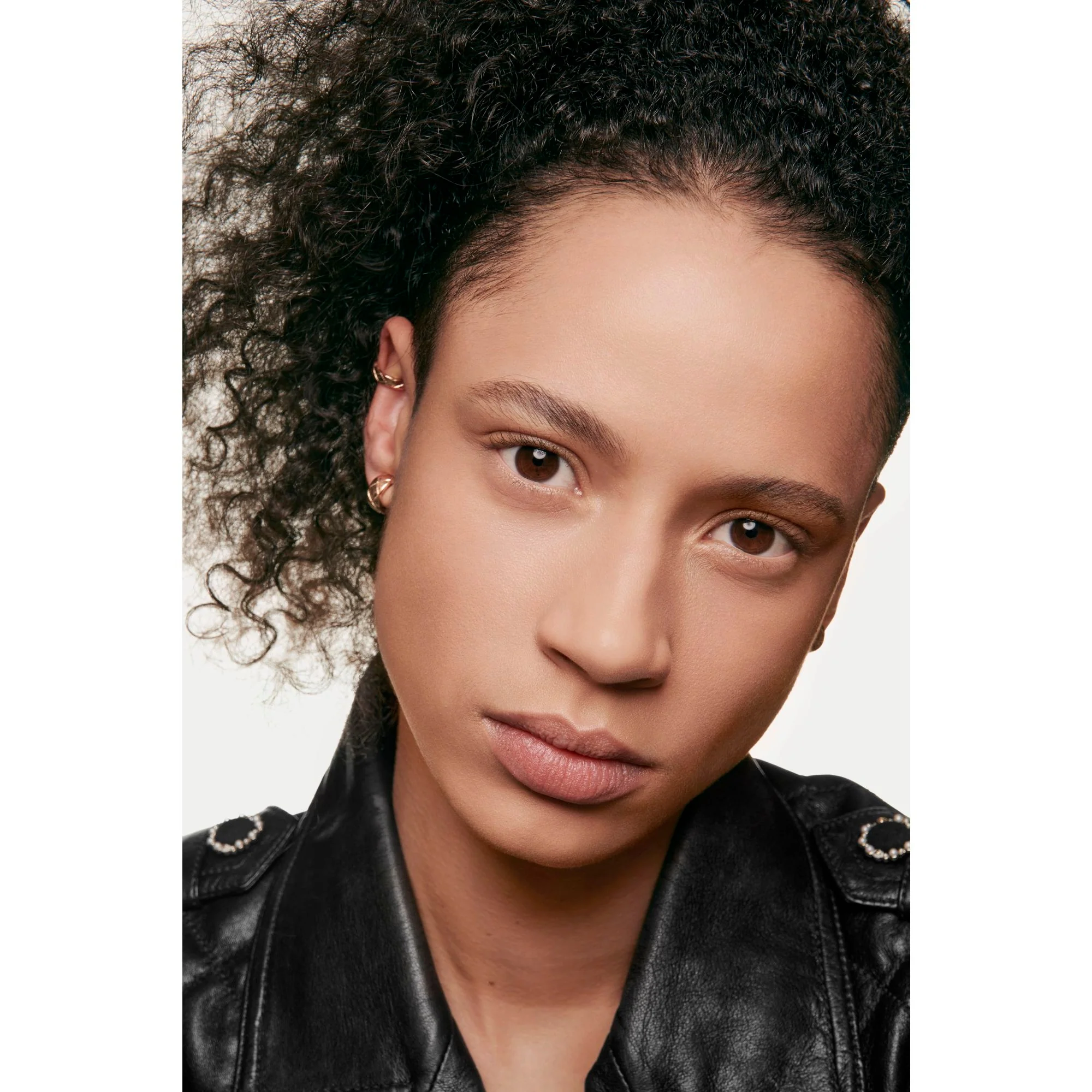ULTRA LE TEINT FLUIDE - HOSSZAN TARTÓ FOLYÉKONY ALAPOZÓ - ULTRA KÉNYELEM - HIBÁTLAN EREDMÉNY
