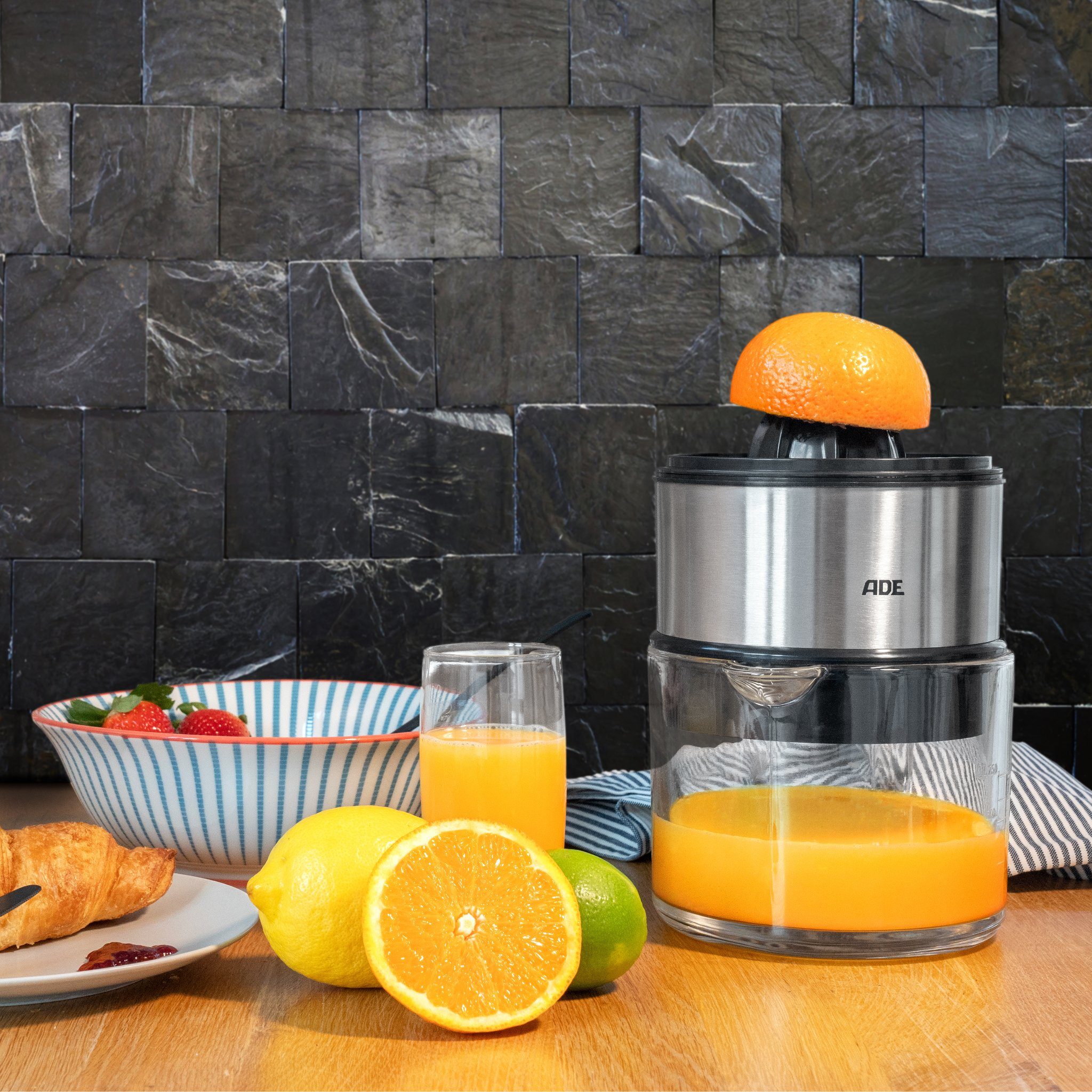 ADE Zitruspresse Entsafter Zitronenpresse Orangenpresse Saftpresse mit 1 l Glaskaraffe, 60 W, 2 Laufrichtungen, Tropf-Stop, 2 Presskegel (groß und klein)