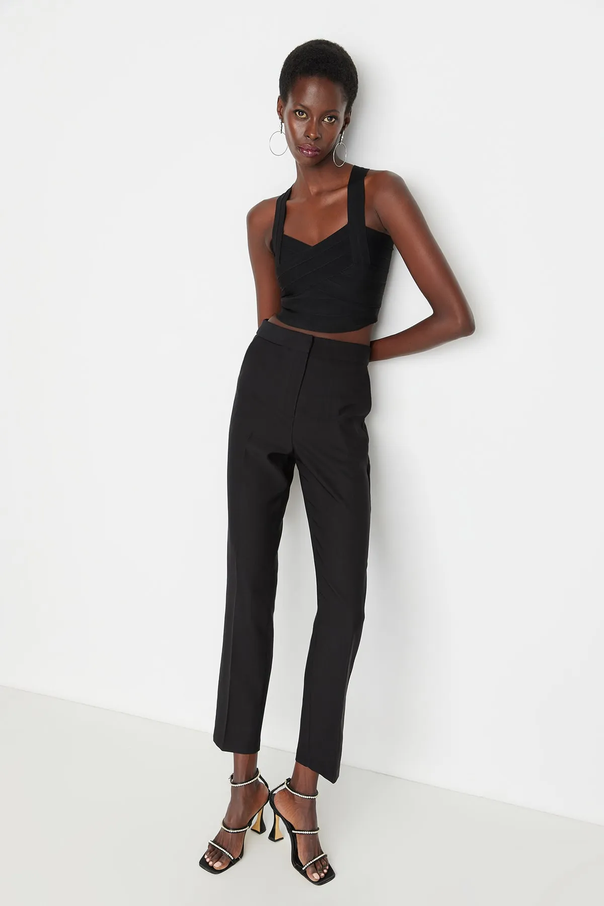 Trendyol Collection  Schwarze gewebte Hose mit schmalem Bein TPRAW23PL00000