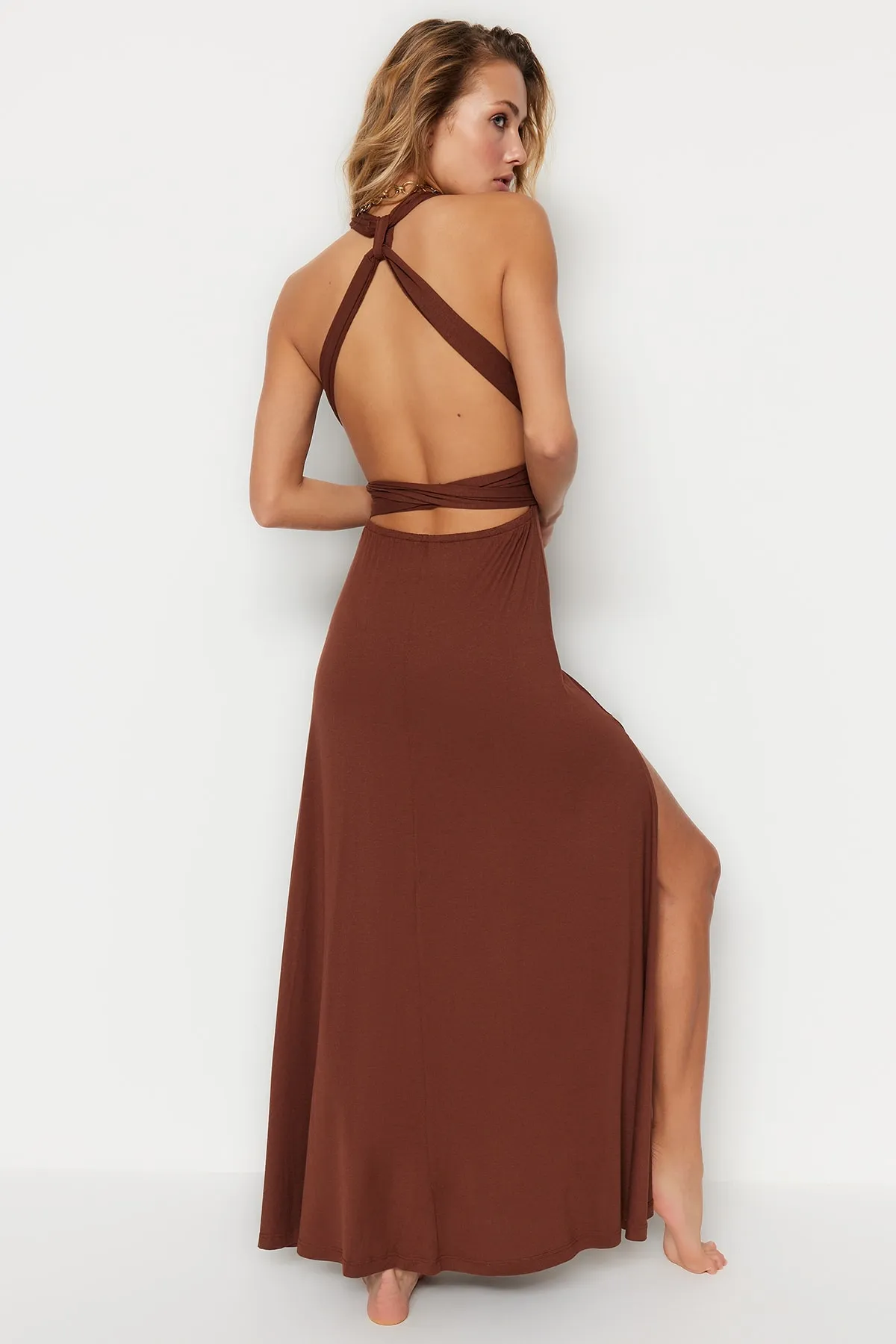 Trendyol Collection  Braunes Maxi-Strandkleid mit gestrickter Krawatte und Gürtel TBESS21EL2992