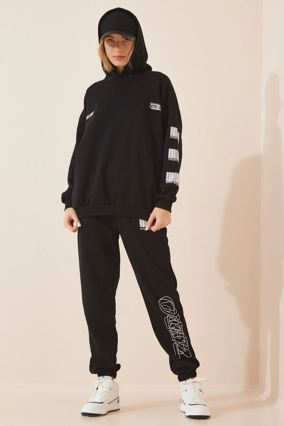 Happiness İstanbul  Schwarzer bedruckter Oversize-Strick-Trainingsanzug mit Kapuze für Damen CR00391