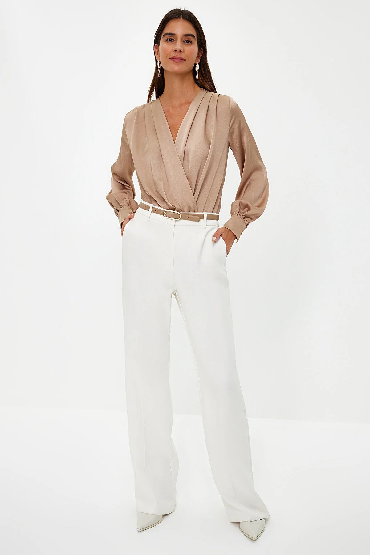 Trendyol Collection  Body aus Nerzsatin mit zweireihigem Kragen und Druckknopfdetail - TOFAW19BB0678