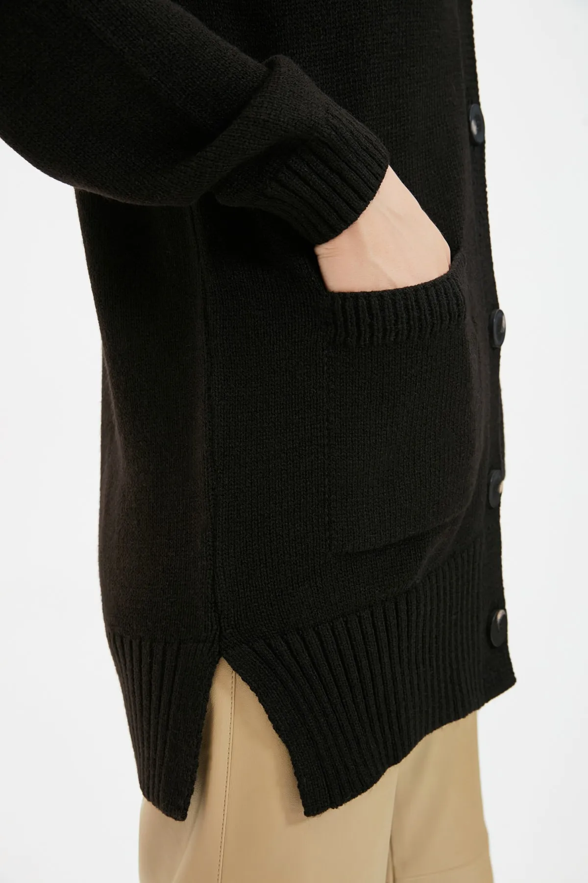 Trendyol Modest  Schwarzer langer Strickcardigan mit V-Ausschnitt, geknöpfter Tasche und Detail TCTAW22TH0005