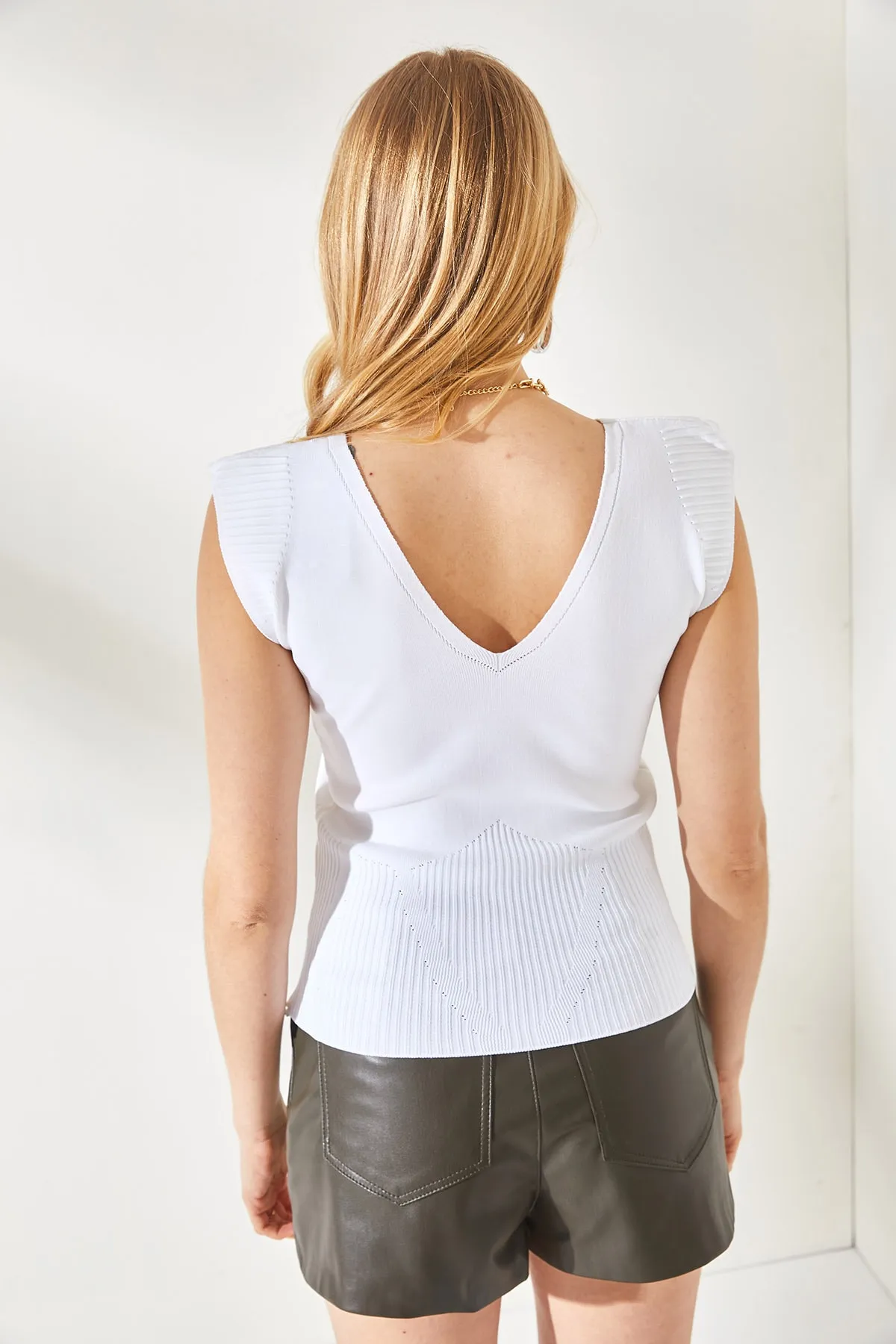 Olalook  Weiße Damen-Strickbluse mit Schulter- und Rockdetails vorne und hinten, V-Ausschnitt, BLZ-19002207