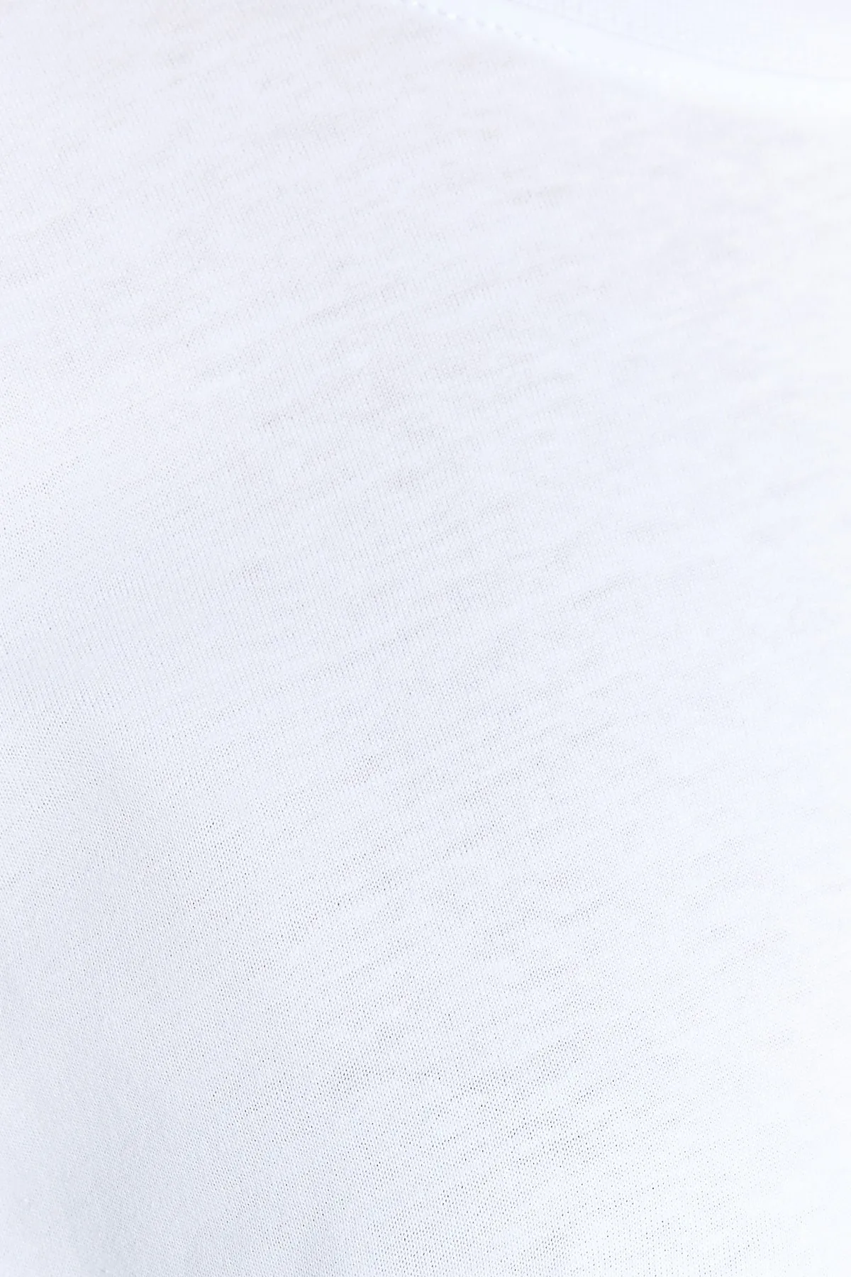 Trendyol Collection  Weißes Premium-Strick-T-Shirt mit Rundhalsausschnitt in Übergröße/weiter Passform aus 100 % Baumwolle TWOSS23TS00040