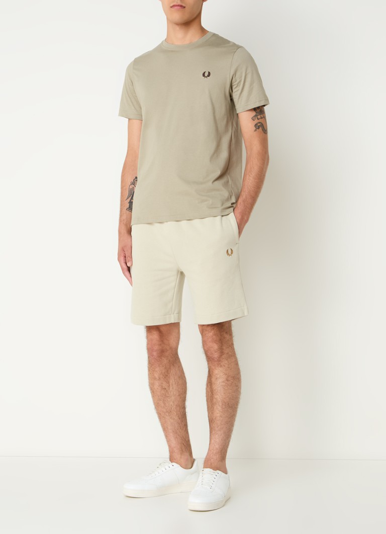 Pantaloni scurți sport Fred Perry culoarea piersicii, croială dreaptă, cu logo brodat.