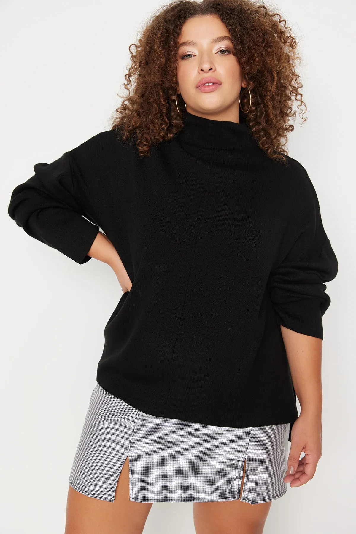 Trendyol Curve  Schwarzer Strickpullover mit Seitenschlitz TBBAW23AN00057