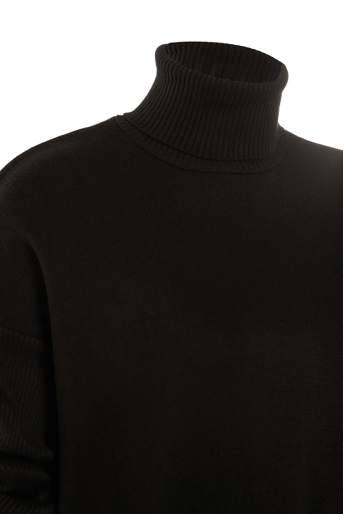 Trendyol Collection  Schwarzes Rollkragenpullover-Hosen-Set aus Strickoberteil und -unterteil mit Schlitzdetail TWOAW22AU0102