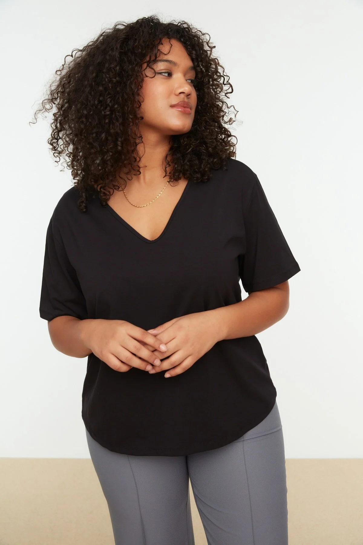 Trendyol Curve  Schwarzes Basic-Strick-T-Shirt mit V-Ausschnitt TBBSS22BF0028