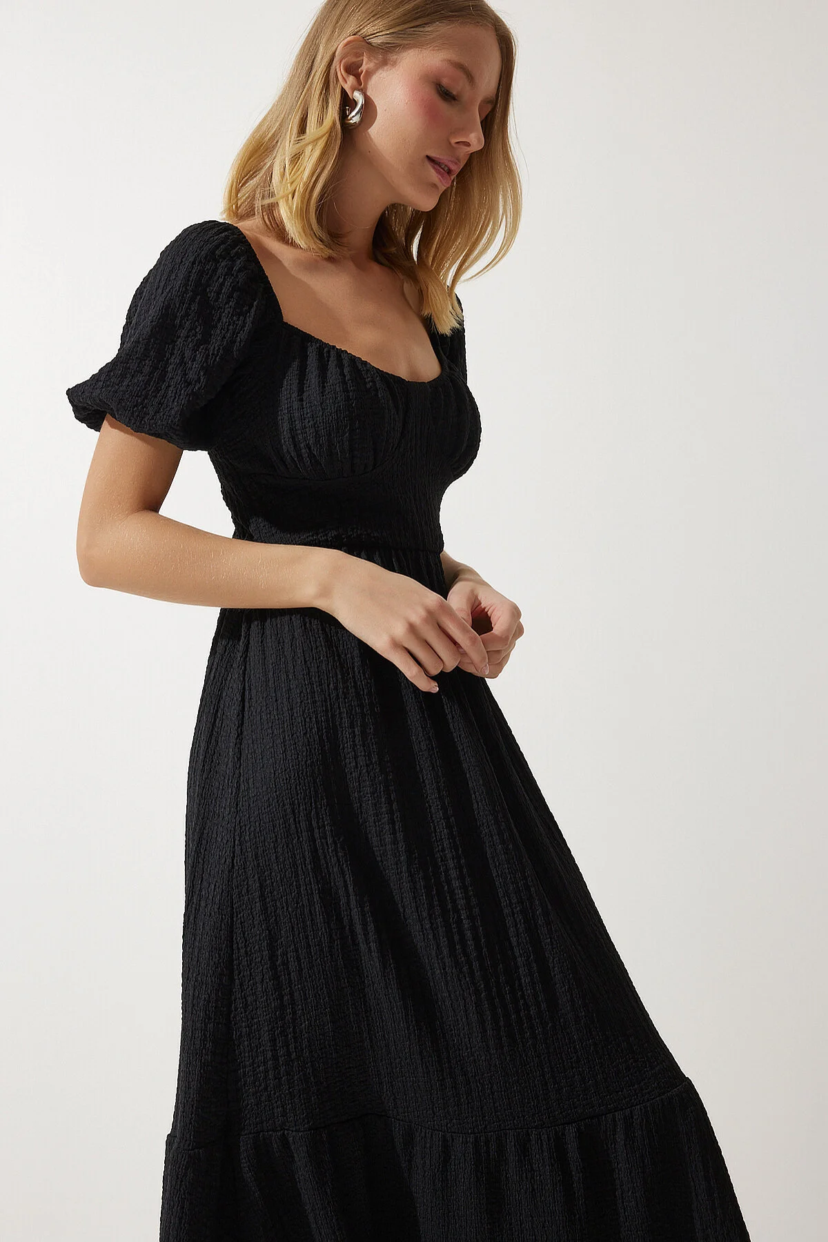 Happiness İstanbul  Schwarzes strukturiertes Sommer-Strickkleid mit Herzkragen für Damen UB00050