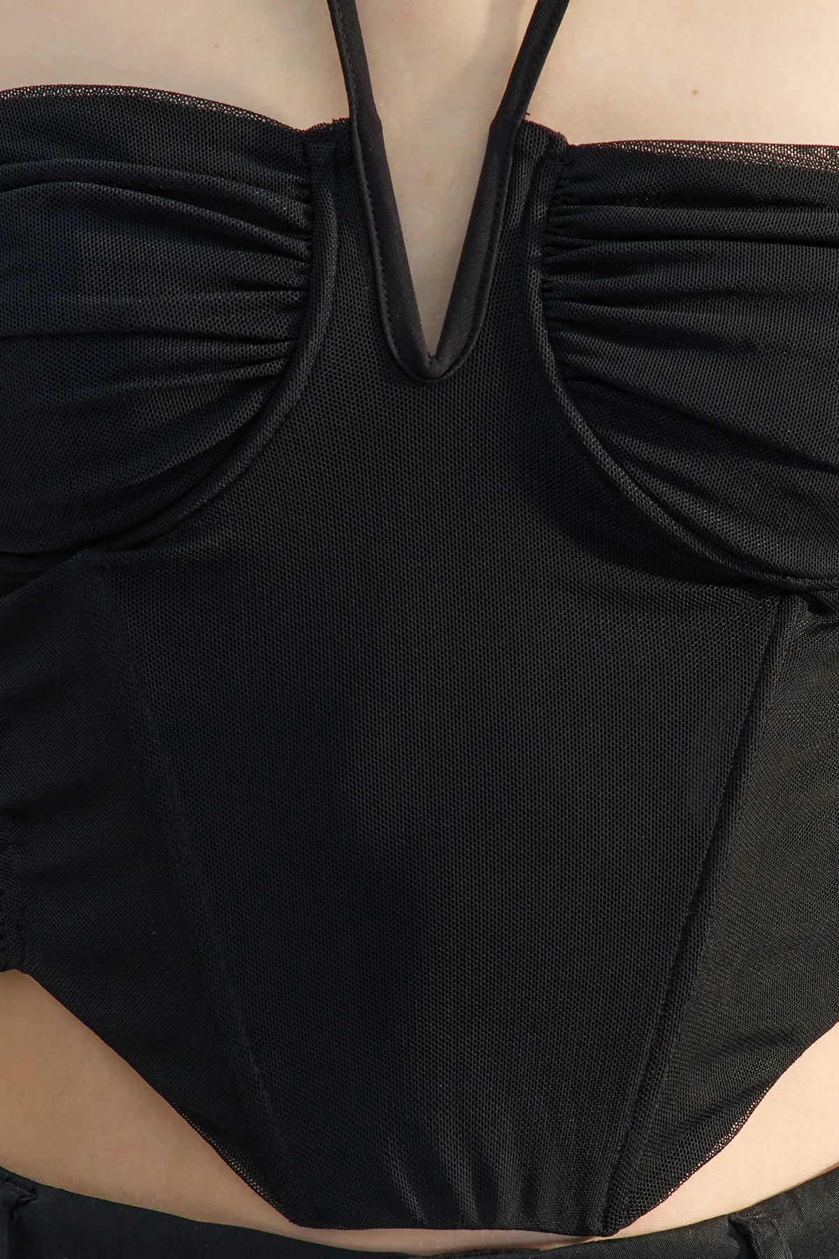 Trendyol Collection  Schwarzes, detailliertes Bustier mit V-Ausschnitt in limitierter Auflage TPRSS23BS00091