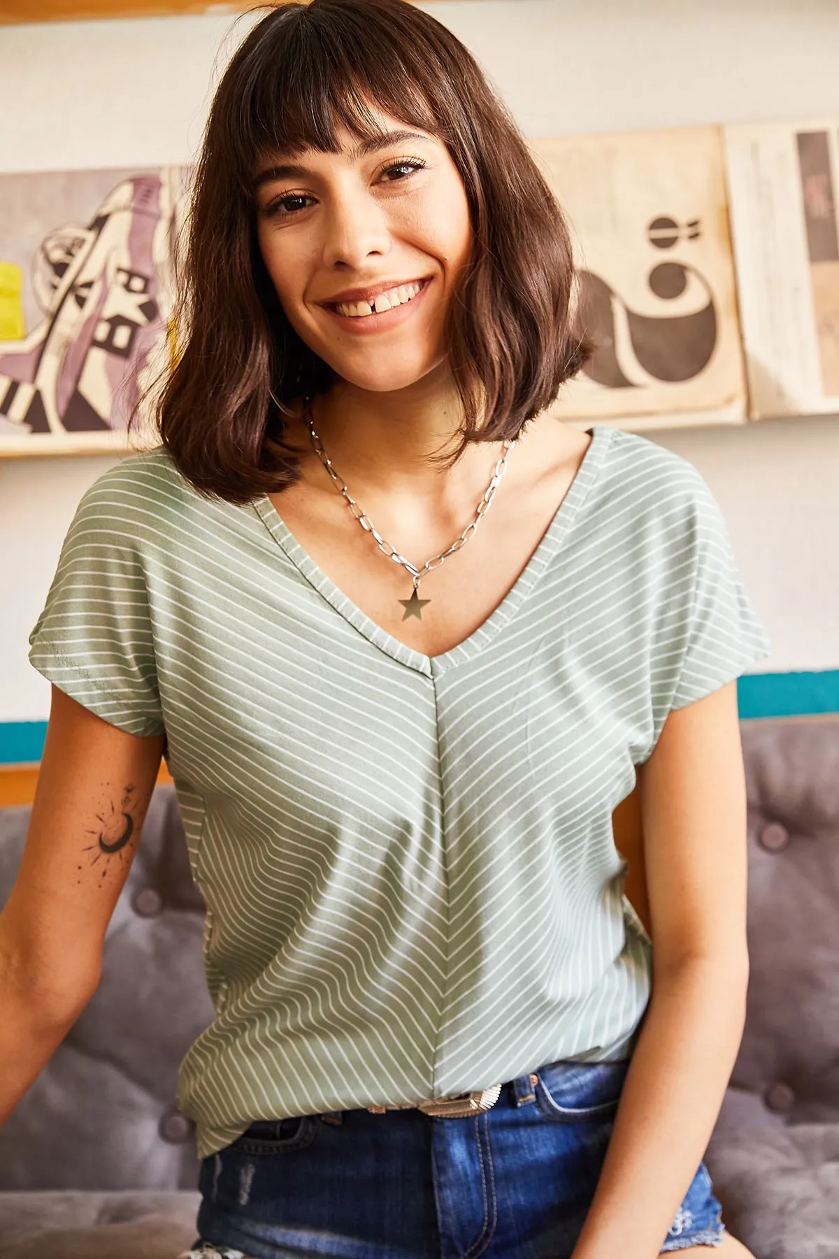 Olalook  Wassergrünes V-Schräg-T-Shirt für Damen vorne und hinten TSH-19000282