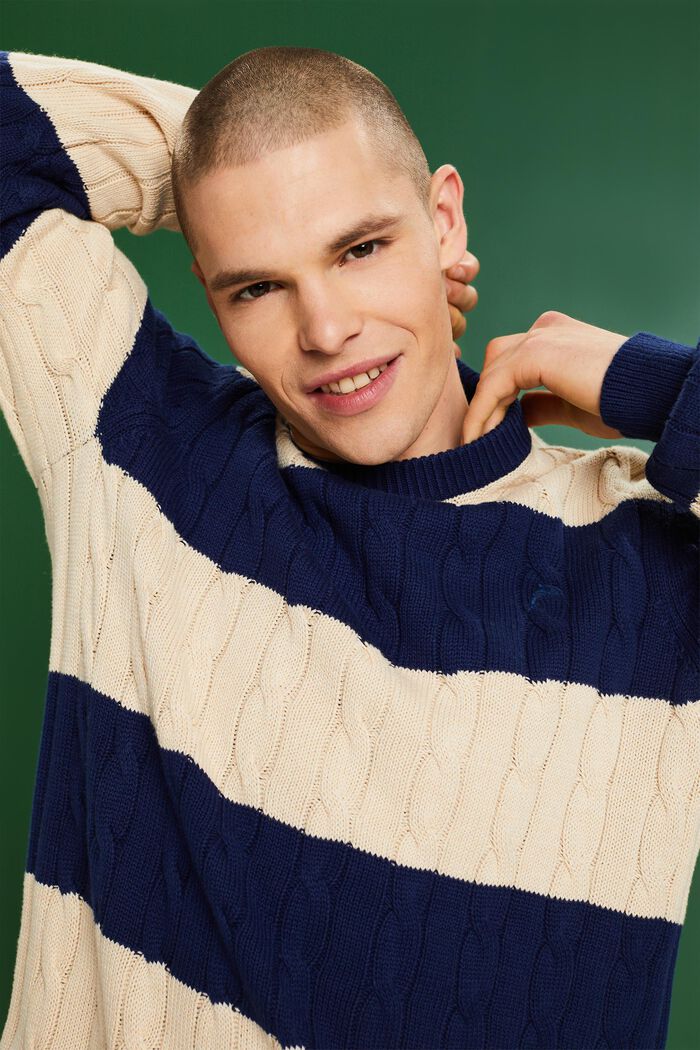 Gestreifter Zopfstrickpullover