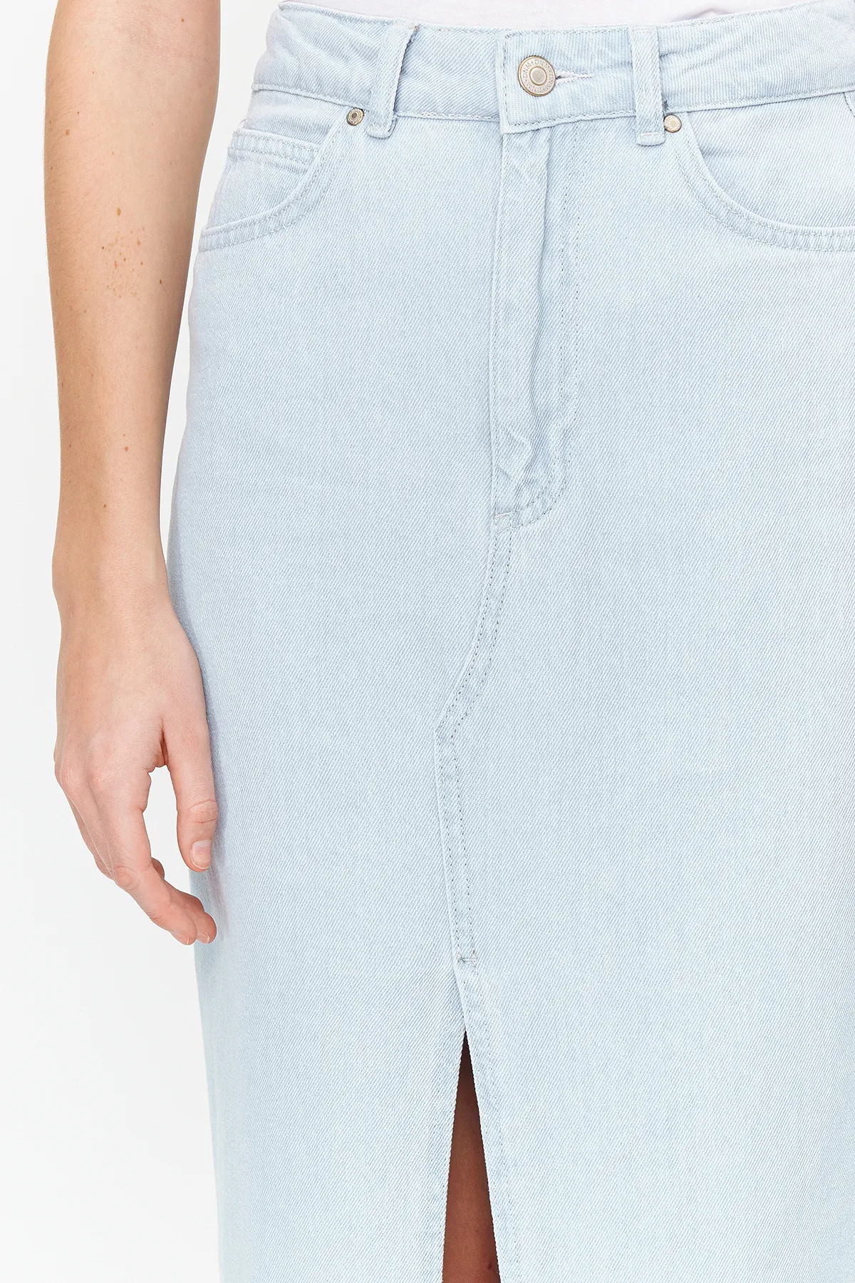 Trendyol Collection  Hellblauer, geschlitzter Maxi-Jeansrock mit hoher Taille TWOSS24ET00014