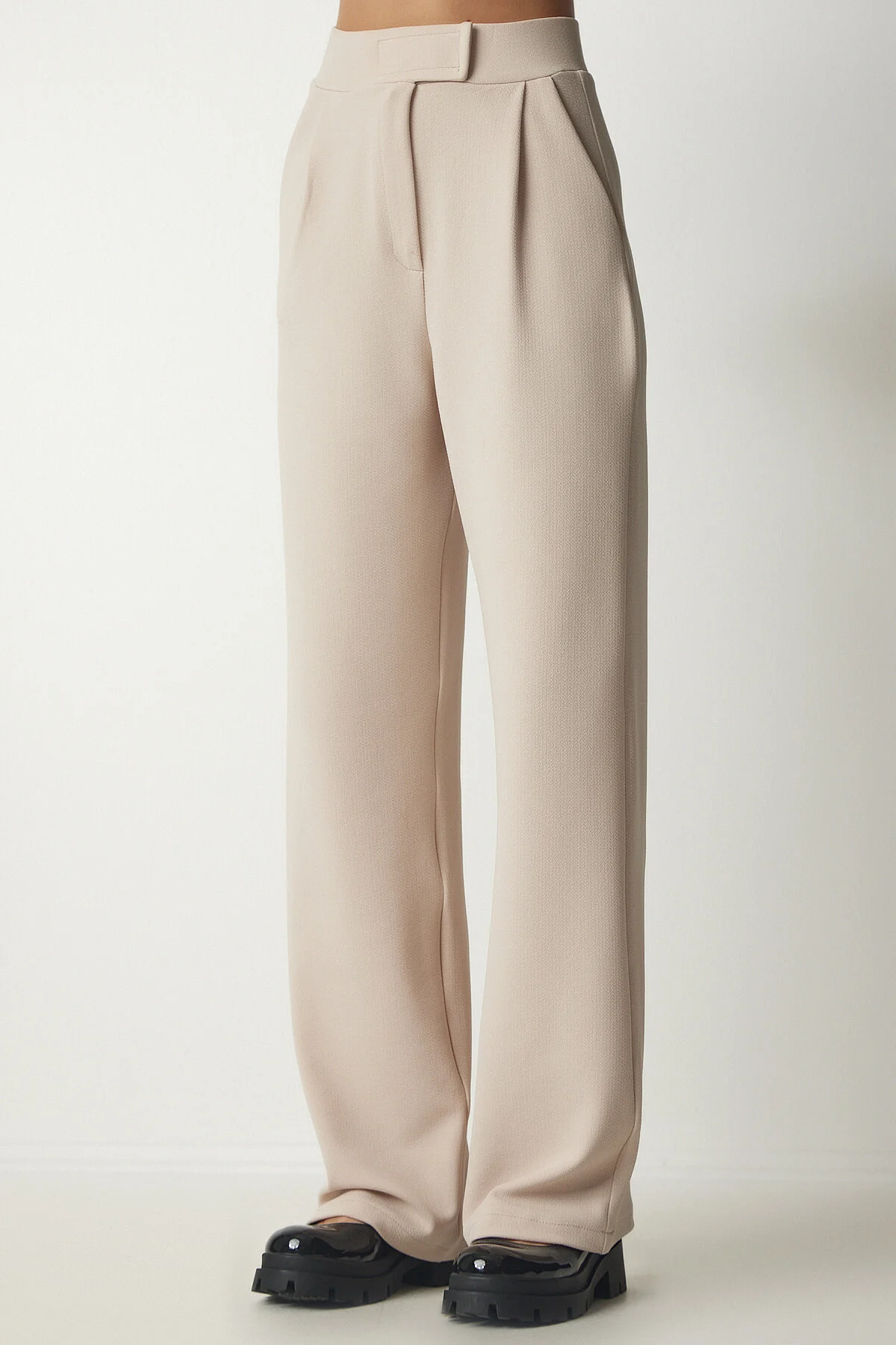 Happiness İstanbul  Bequeme gewebte Hose mit Klettverschluss in Creme für Damen RV00150