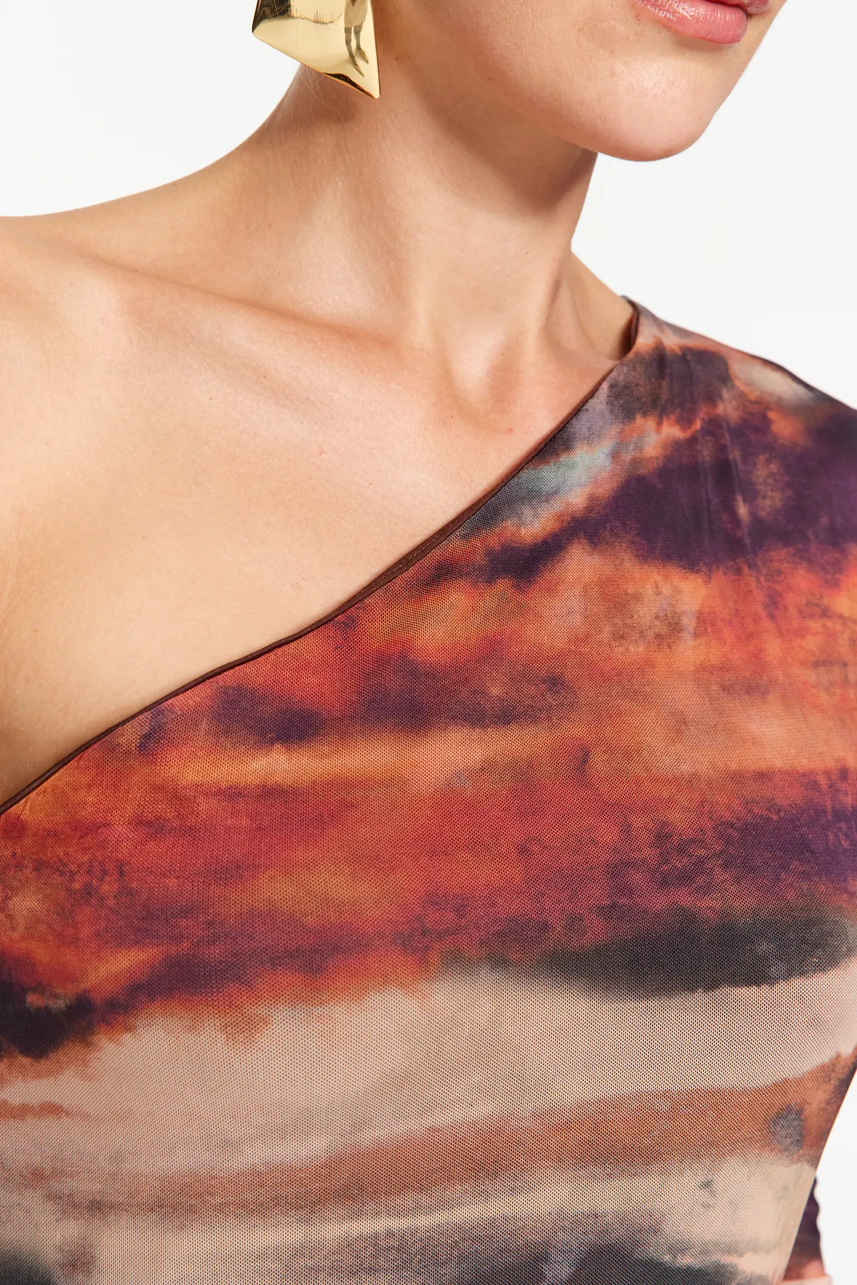 Trendyol Collection  Mehrfarbiges, figurbetontes, drapiertes One-Shoulder-Maxi-Strickkleid mit Tüllfutter TWOSS23EL01799