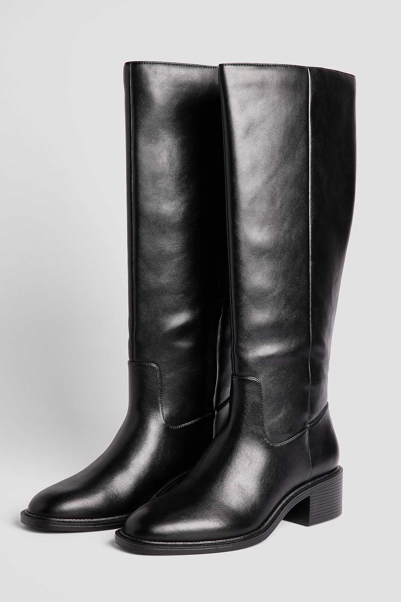 Kniehohe Stiefel, vorne rund