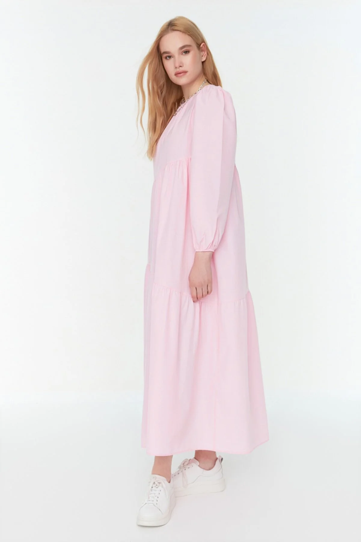 Trendyol Modest  Puderfarbenes, gewebtes Kleid aus Baumwolle mit Raffung und weiter Passform TCTSS21EL3470