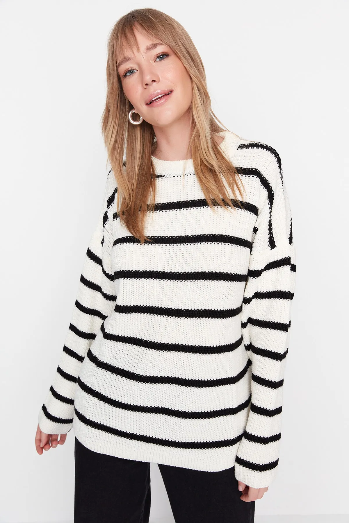 Trendyol Collection  Ecrufarbener Strickpullover mit weiter Passform TWOAW23KZ00720