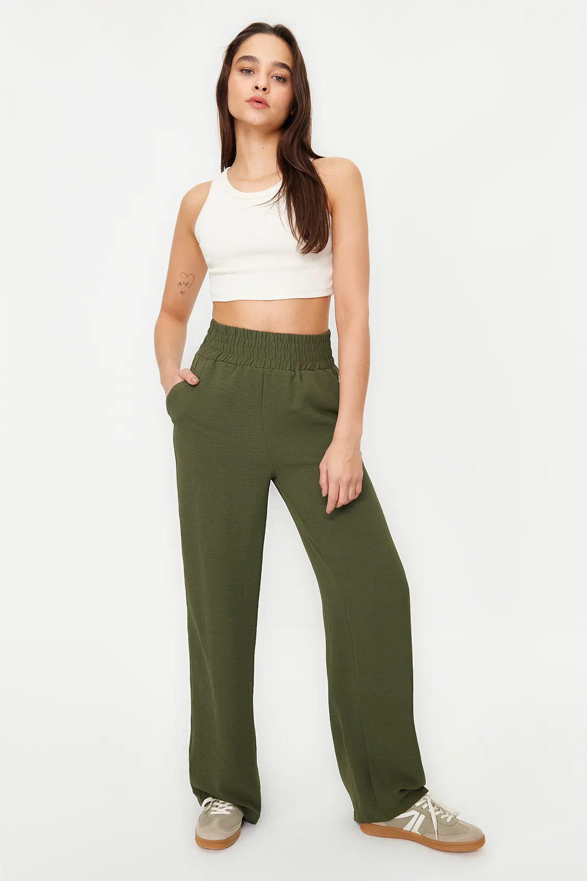 Trendyol Collection  Khakifarbene, elastische Webhose mit weitem Bein / breiter Knöcheltaille TWOSS22PL00024
