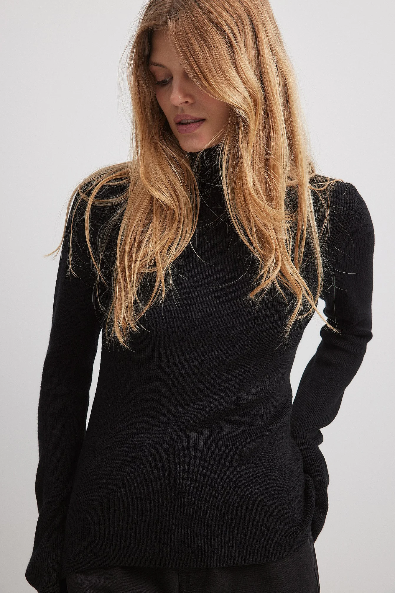 Langärmeliger Rollkragenpullover mit Rippenstrick