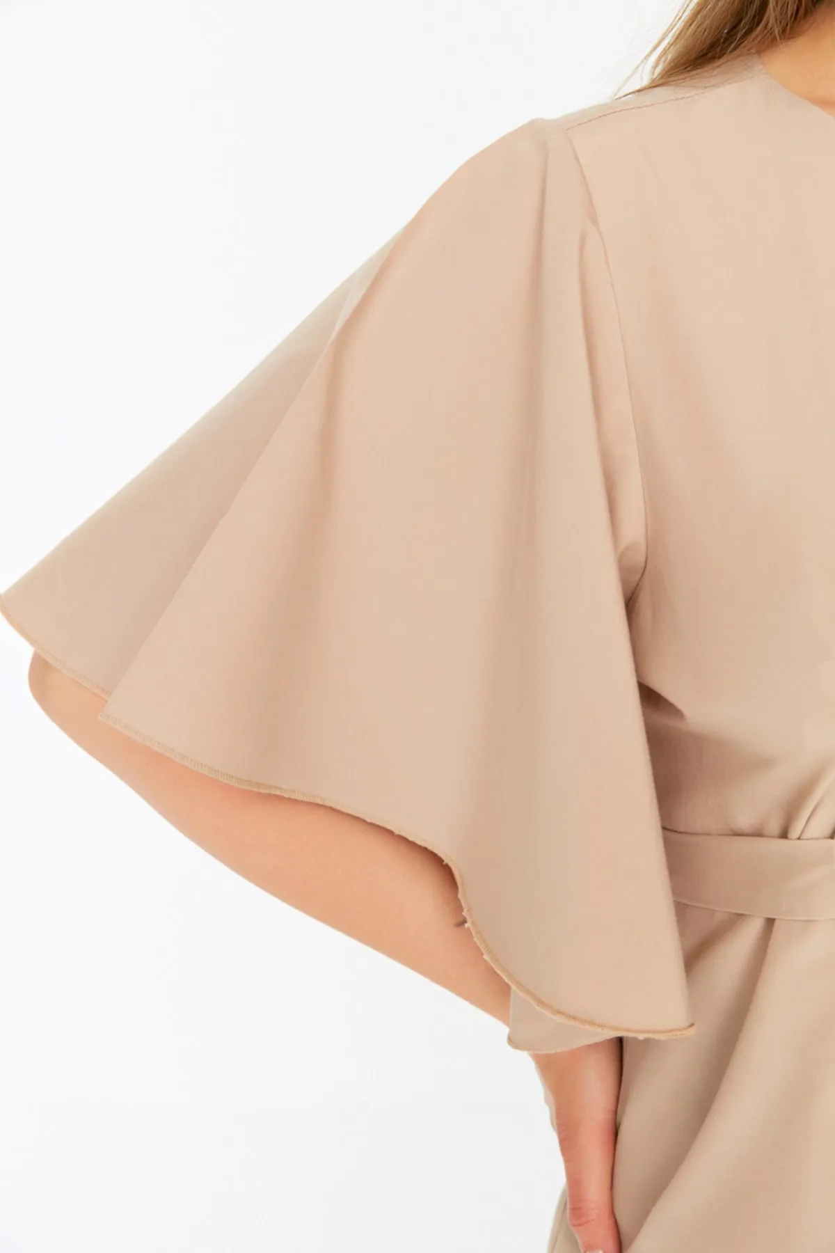 Trendyol Curve  Beigefarbene Bluse mit Krawattendetails TBBSS22BZ1316