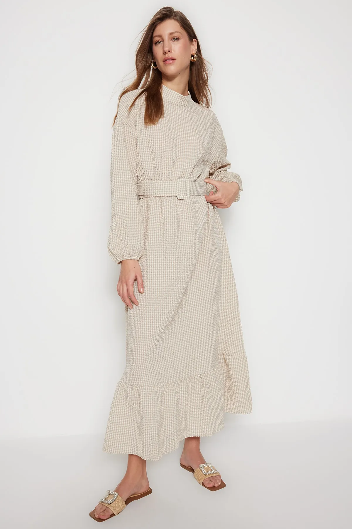 Trendyol Modest  Beiges Seersucker-Gewebekleid mit stoffbezogenem Bund TCTSS23EB00252