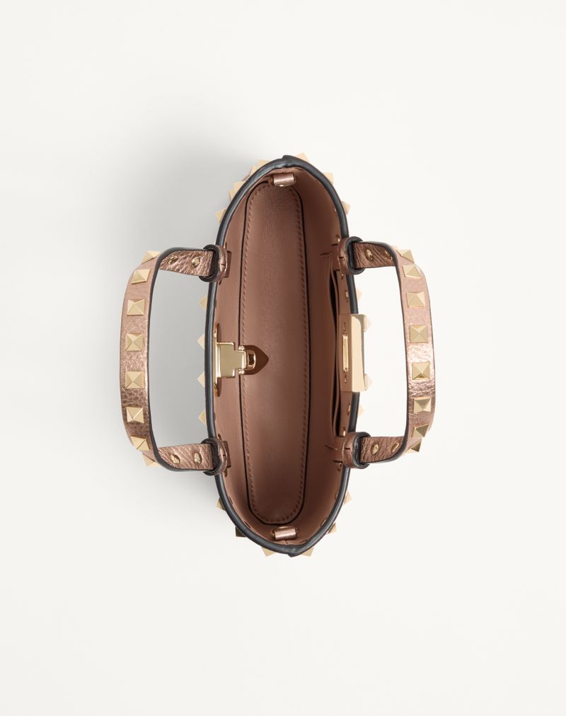 Mini sacola de compras Rockstud em couro de bezerro laminado cor granada
