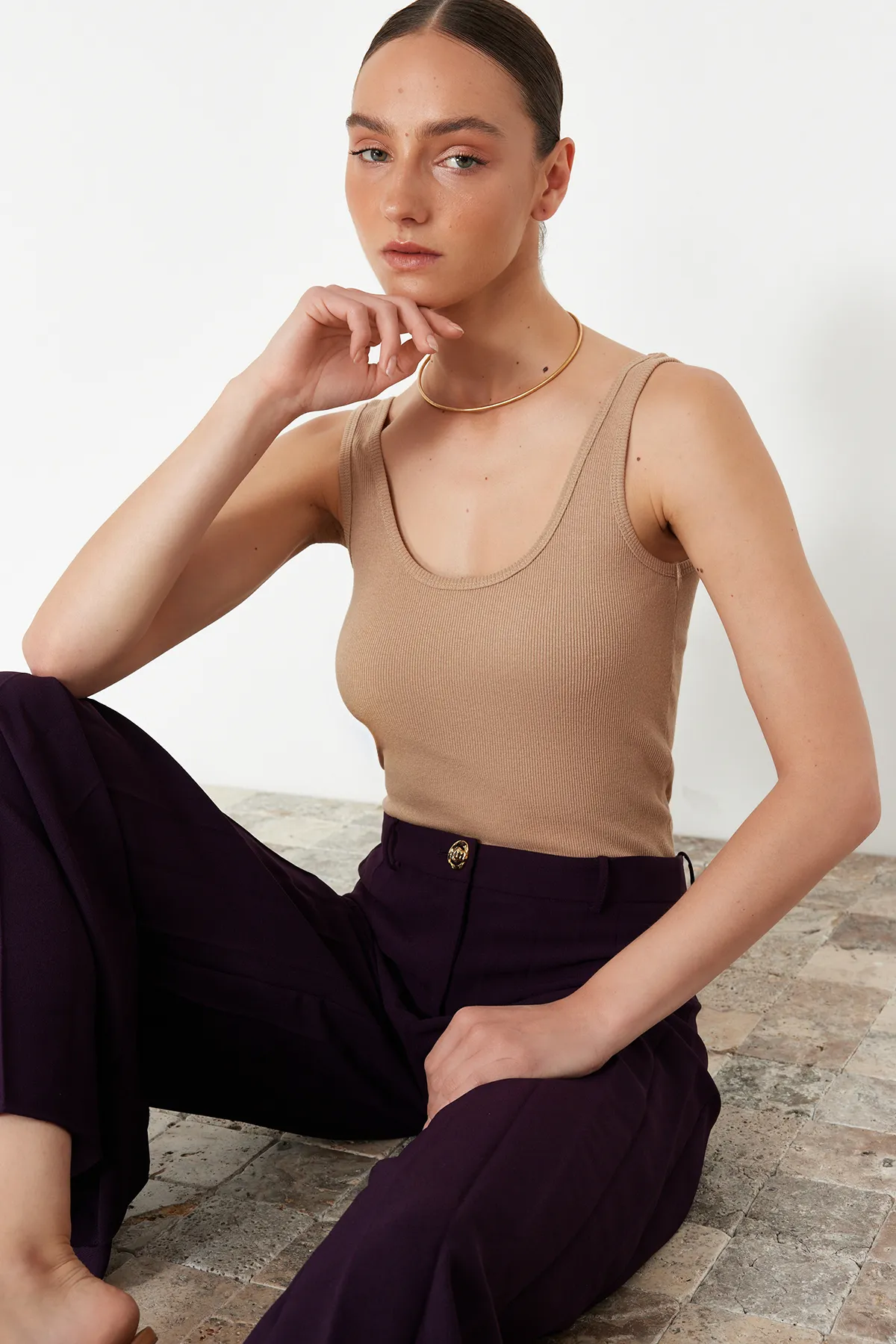 Trendyol Collection  Braunes figurbetontes Tanktop aus geripptem, flexiblem Strick mit Poolkragen TWOSS22AL0042
