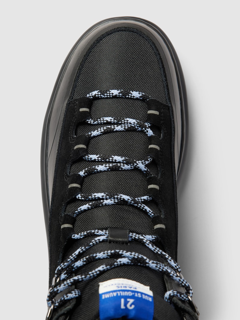 Sneaker mit Label-Prägung in schwarz