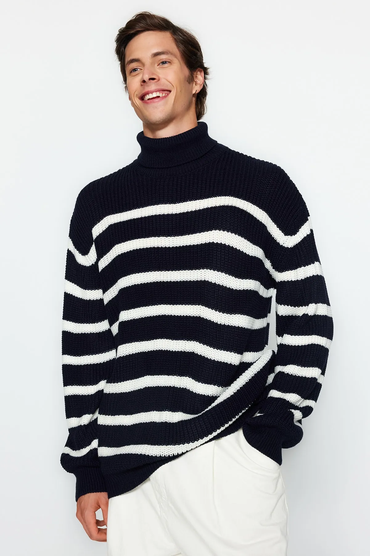 Trendyol Collection  Marineblauer, gestreifter Unisex-Strickpullover in Oversize-Passform und weiter Passform TMNAW24KZ00017