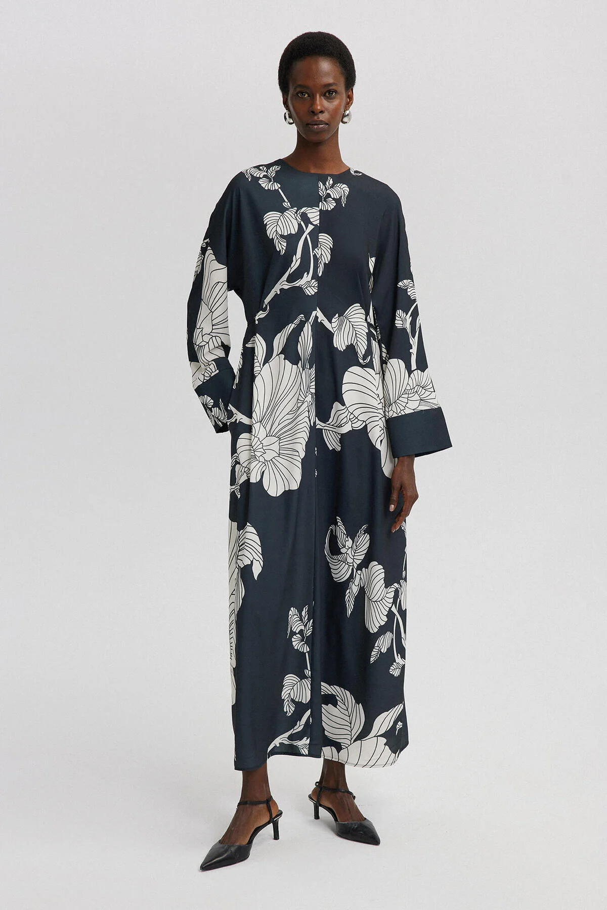 Touché Privé  KLEID AUS SATIN MIT GÜRTEL