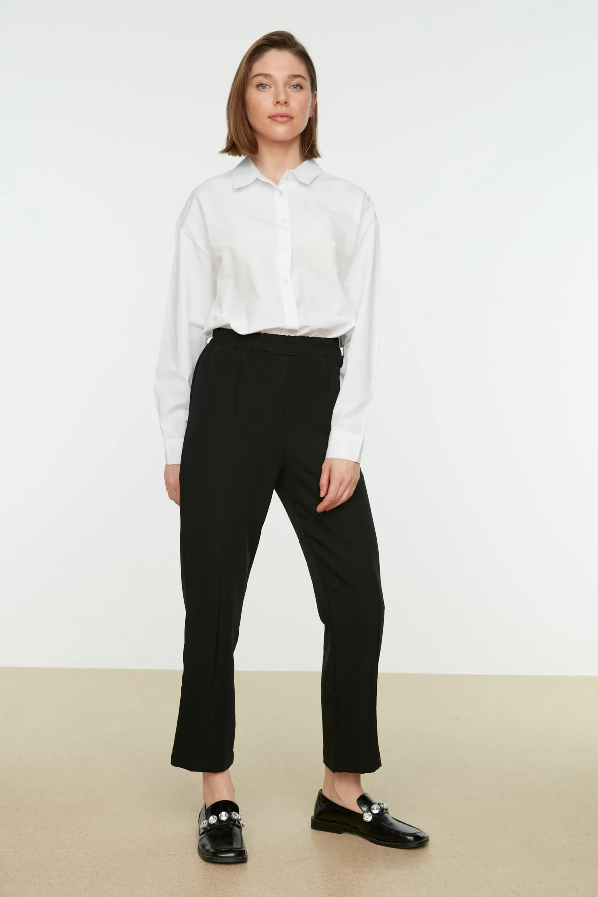 Trendyol Modest  Schwarze gewebte Hose mit elastischem Bund und Rippendetails und geradem Schnitt TCTSS21PL0570