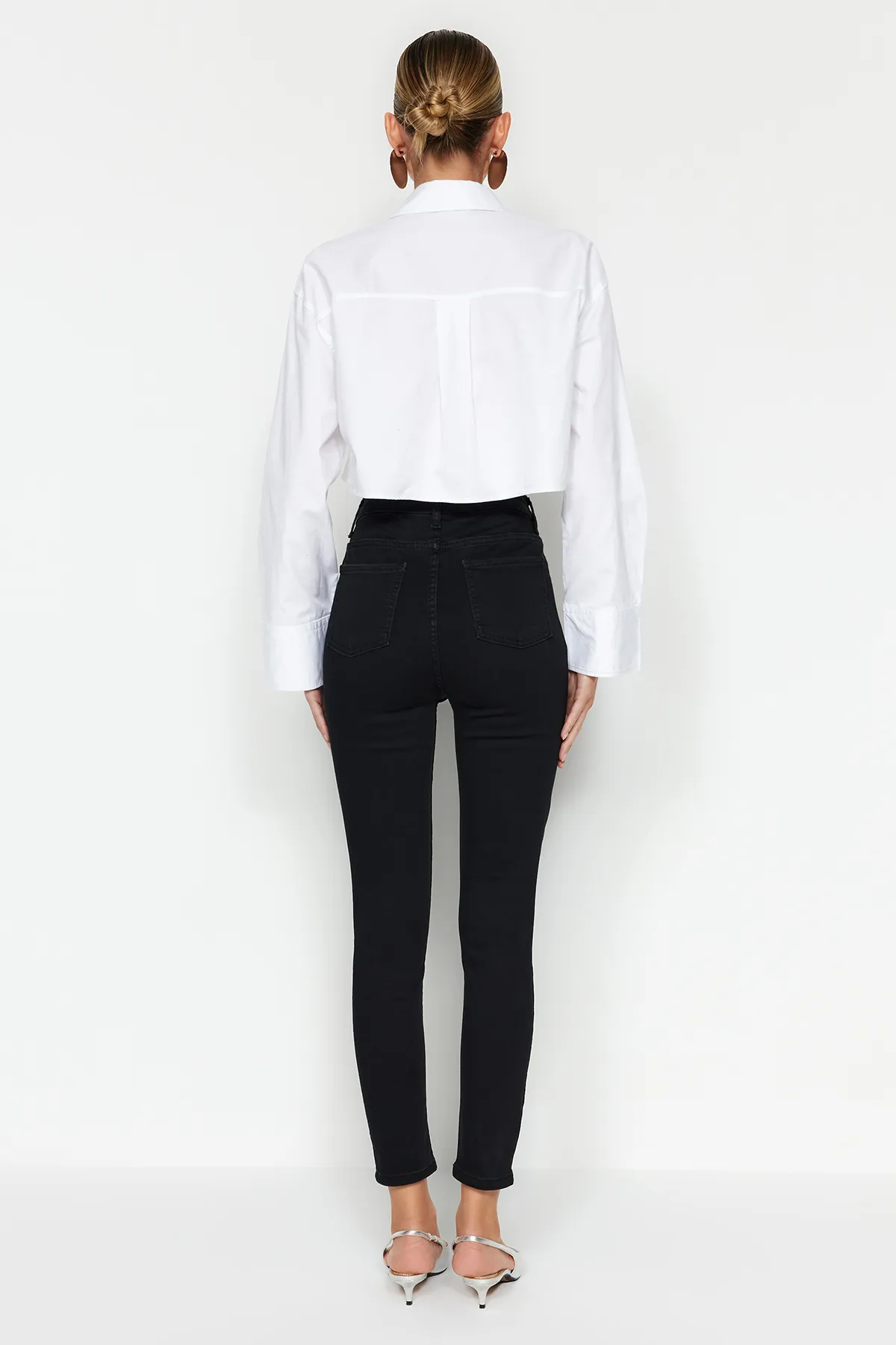 Trendyol Collection  Schwarze Jegging-Jeans mit hoher Taille TWOAW24JE00264