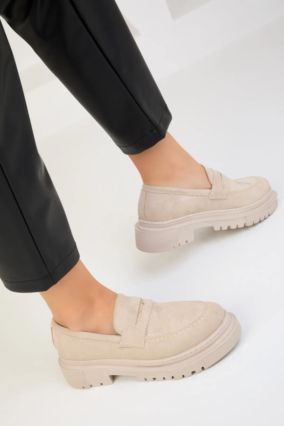 SOHO  Hautfarbene Wildleder-Freizeitschuhe für Damen 17762