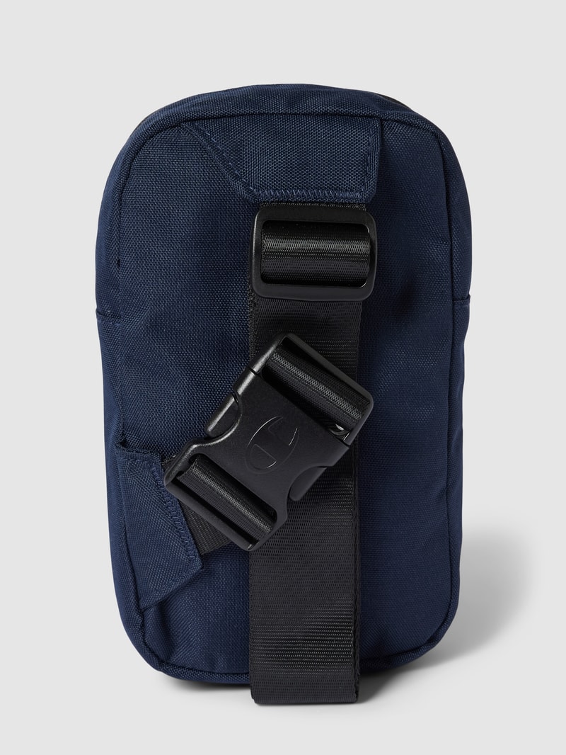 Umhängetasche mit Label-Patch in marineblau