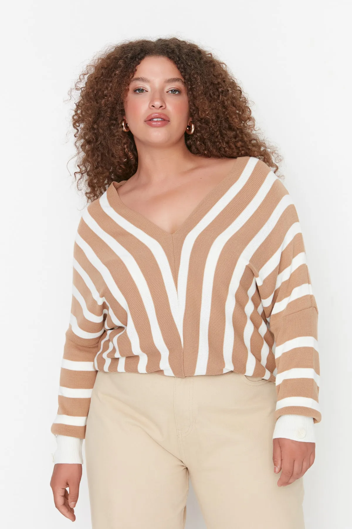 Trendyol Curve  Kamelfarbener Strickpullover mit Fledermausärmeln TBBAW23AN00039