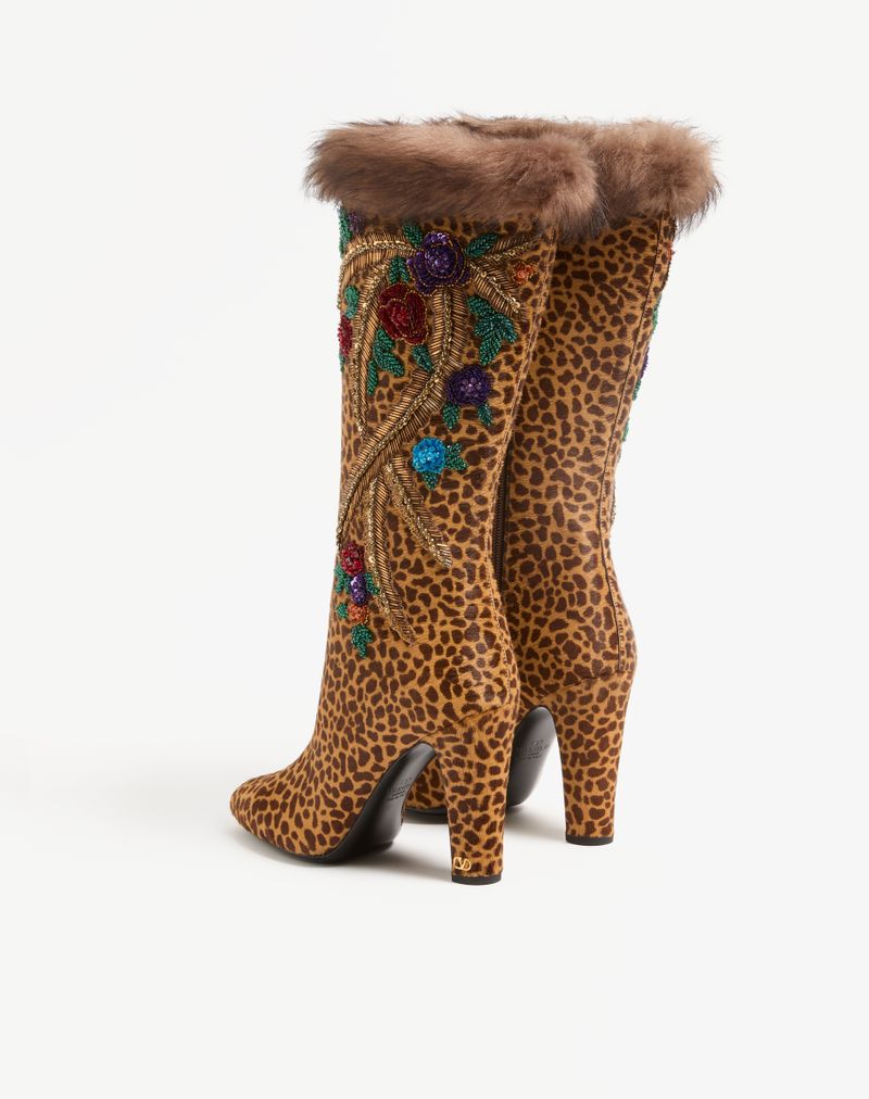 Bota Hotty de 100 mm em couro de pônei e bezerro com bordado floral e detalhes em pele.