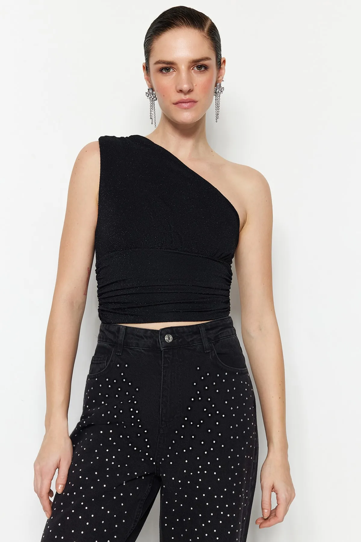 Trendyol Collection  Schwarzes, bauchfreies, gefüttertes, glänzendes Strick-Bustier TPRSS23BS00011