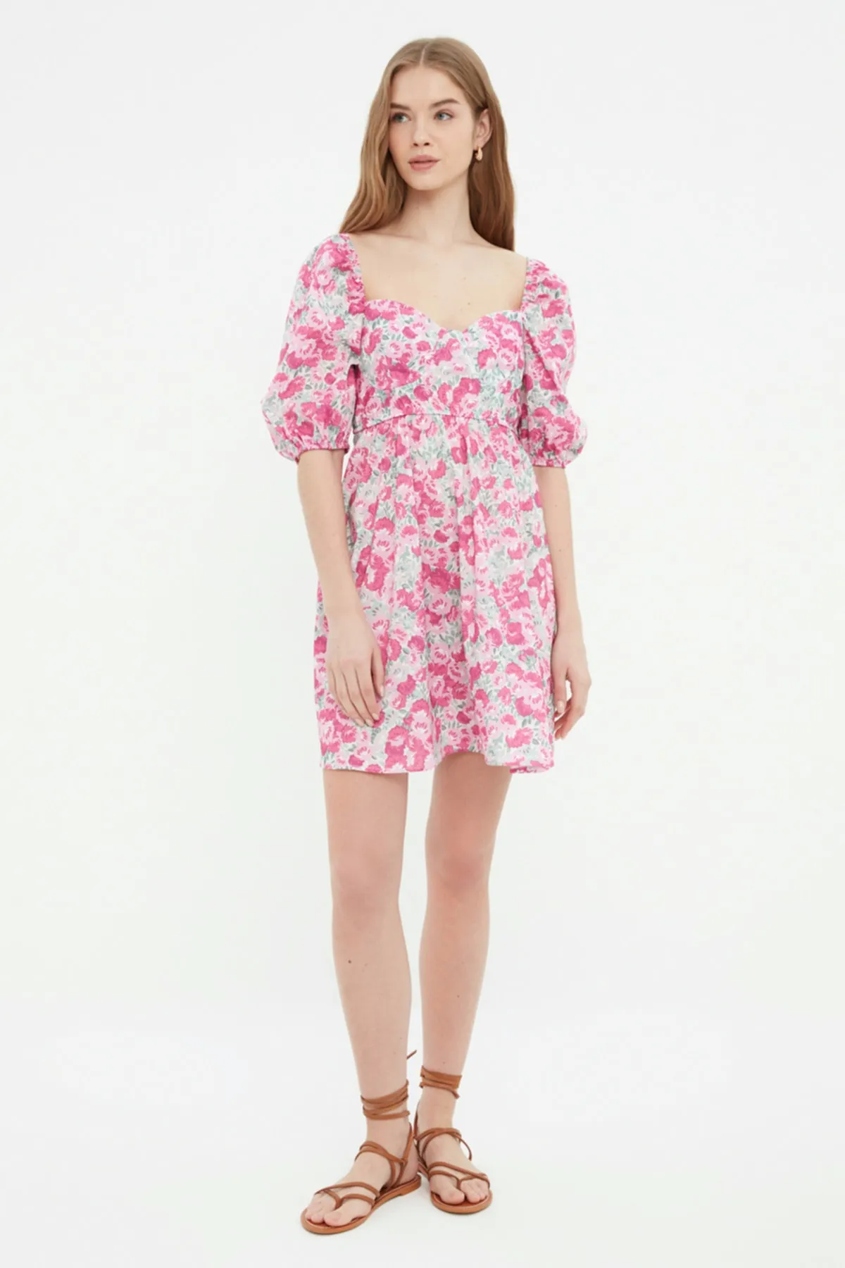 Trendyol Collection  Rosa gewebtes Minikleid mit Blumenmuster am Rücken TWOSS22EL1107