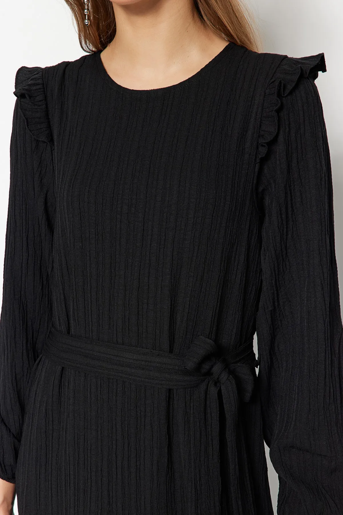 Trendyol Modest  Schwarzer Rüschenrock mit Gürtel und Volants, gefüttertem Viskose-Mischgewebe-Kleid TCTSS23EB00290