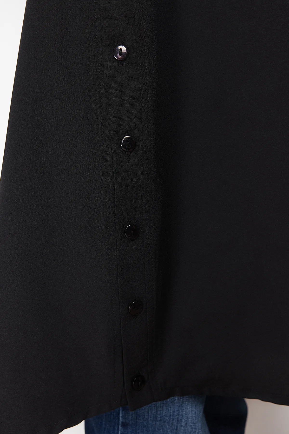 Trendyol Modest  Schwarzes langes gewebtes Hemd mit Knopfdetail TCTSS24TG00053