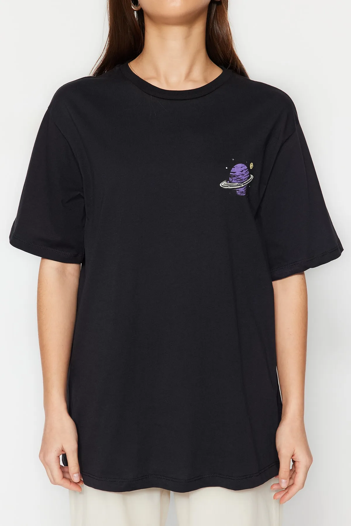 Trendyol Collection  Schwarzes Boyfriend-Strick-T-Shirt mit Rundhalsausschnitt aus 100 % Baumwolle mit Galaxy-Print auf der Vorder- und Rückseite TWOSS23TS00257
