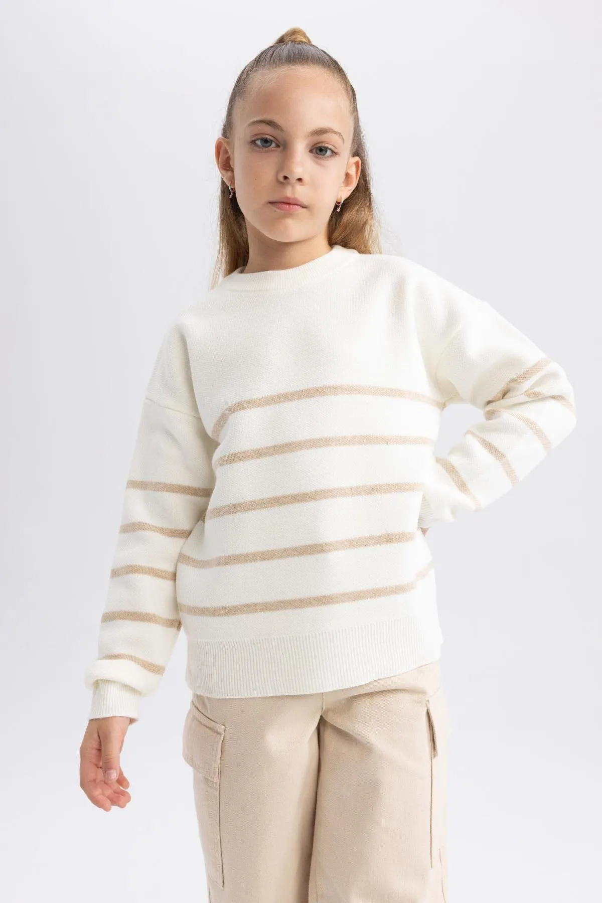 DeFacto  Strickpullover für Mädchen mit normaler Passform und Rundhalsausschnitt