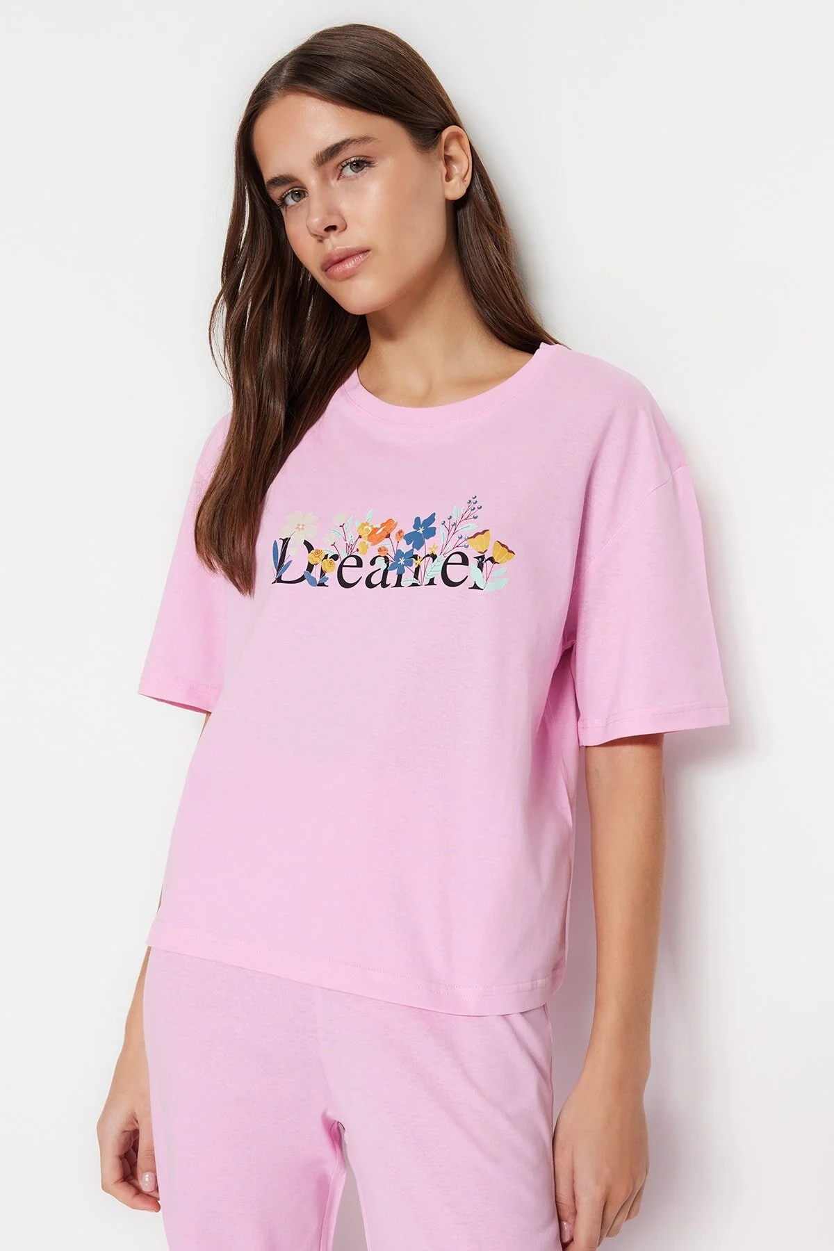 Trendyol Collection  Hellrosa gestricktes Pyjama-Set aus 100 % Baumwolle mit Slogan-Aufdruck und T-Shirt-Hose THMSS23PT00134