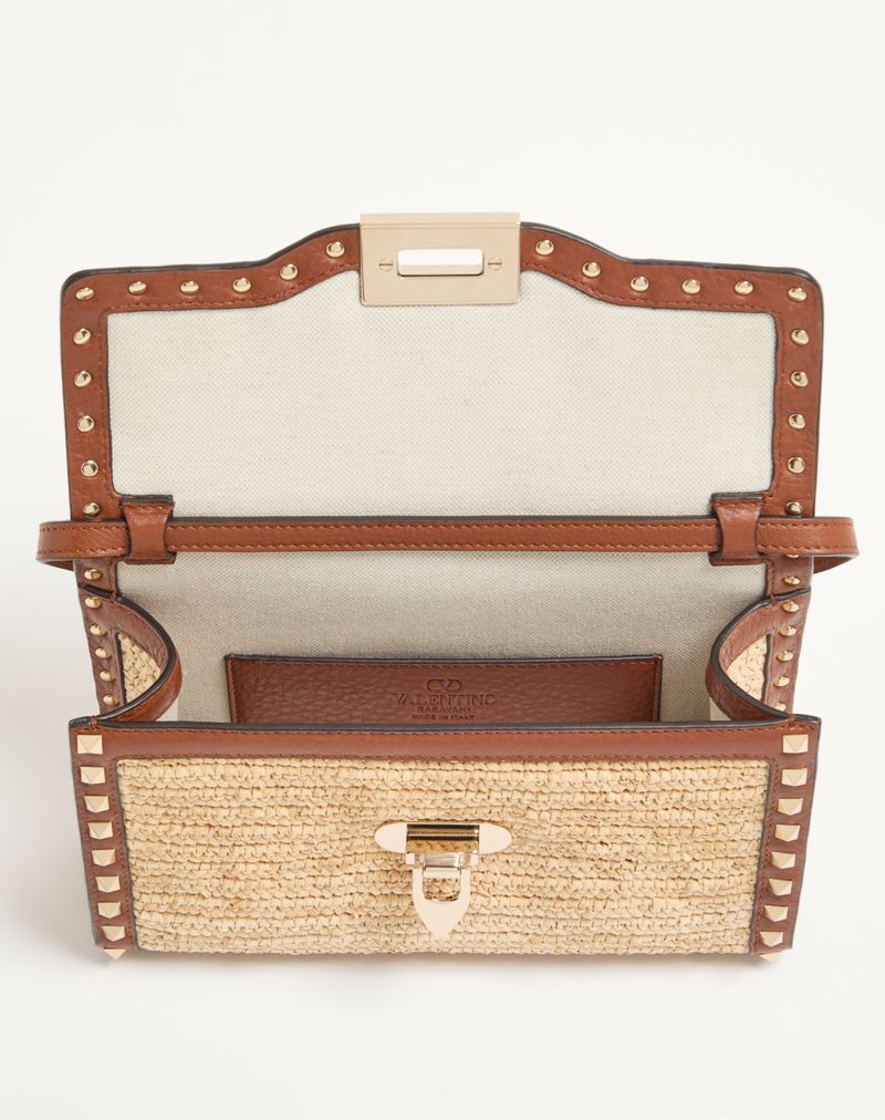 Valentino Garavani Rockstud kleine schoudertas van raffia