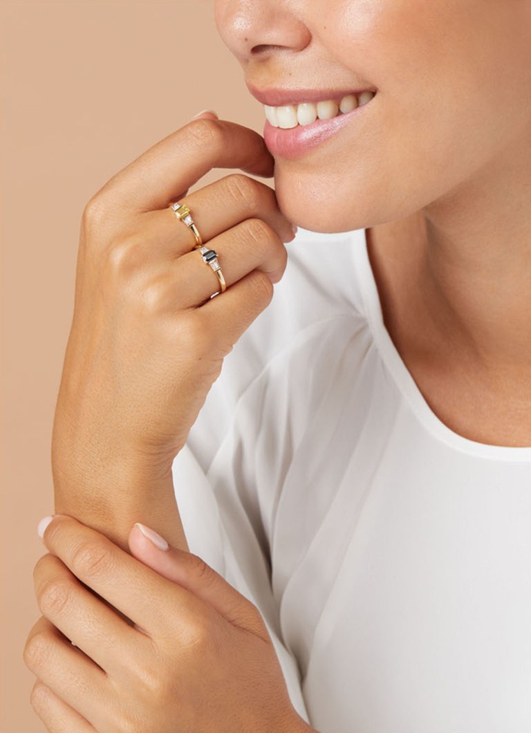 Inel cu punct de diamant din aur galben cu un safir galben de 0,37 ct, model Eden.
