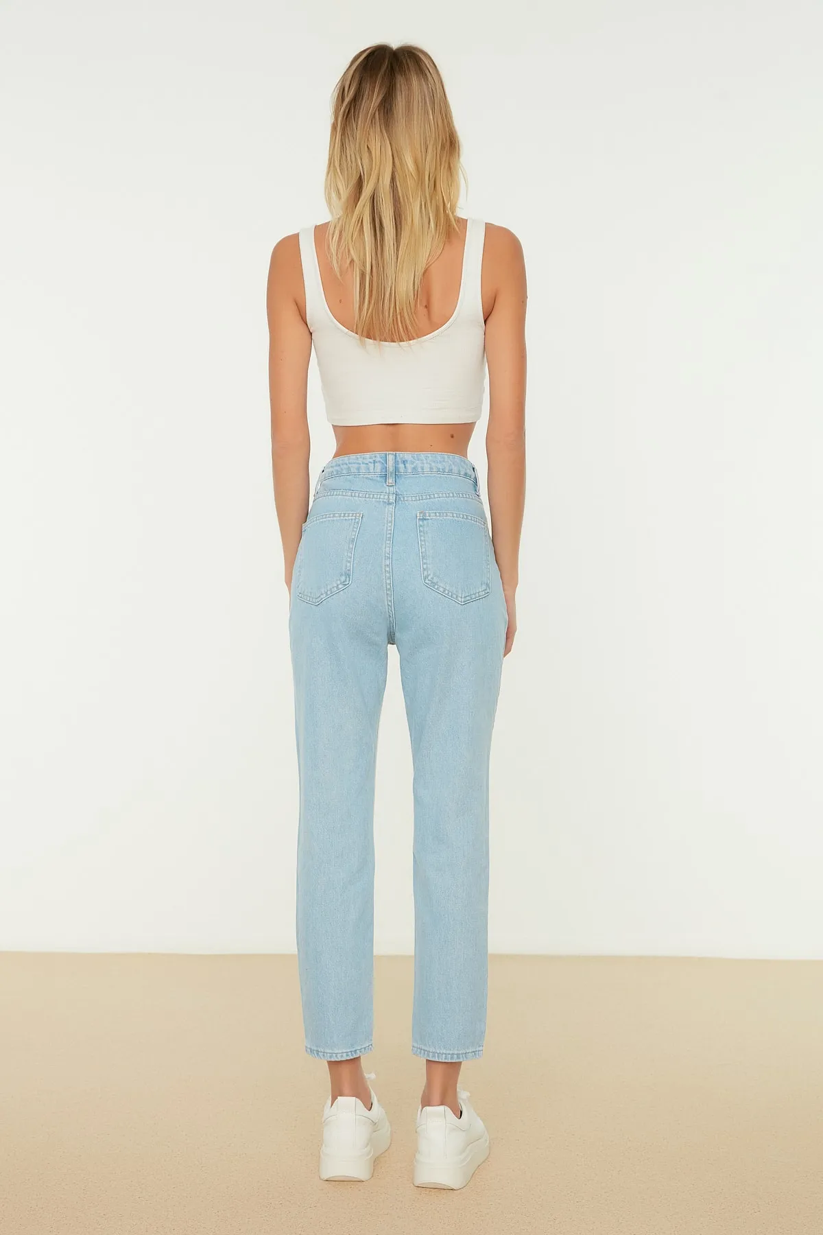 Trendyol Collection  Hellblaue, blockige Mom-Jeans mit hoher Taille TWOSS20JE0080
