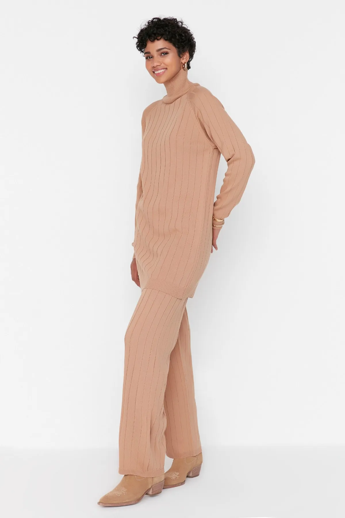 Trendyol Modest  Kamelfarbenes Strickset aus geripptem Rollkragenpullover und Hose TCTAW23US00002